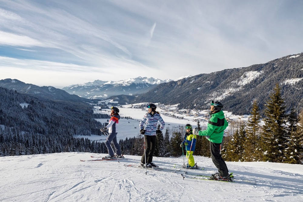 Hotel zum Weissensee Kärnten gemütlich Aktivurlaub Naturpark Winter Winterurlaub Schnee Natureis perfektes Familien Skigebiet
