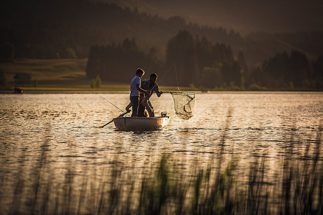 Ruderboot am Ufer des Weissensees Fischen im Sommer Hotel zum Weissensee Ruderboot am Ufer des Weissensees Fischen im Sommer Hotel zum Weissensee